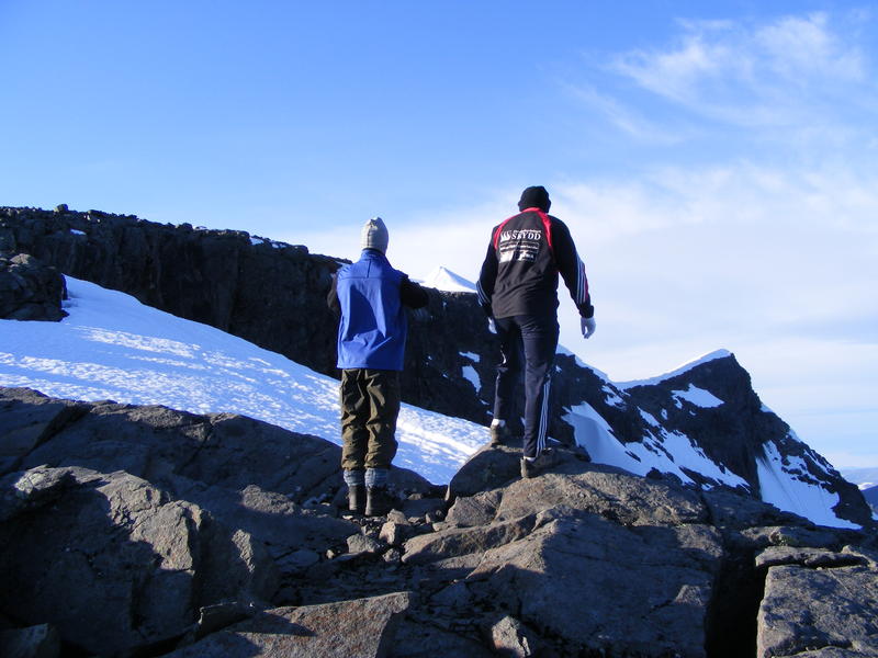 Björn och Axel blickar mot toppen.