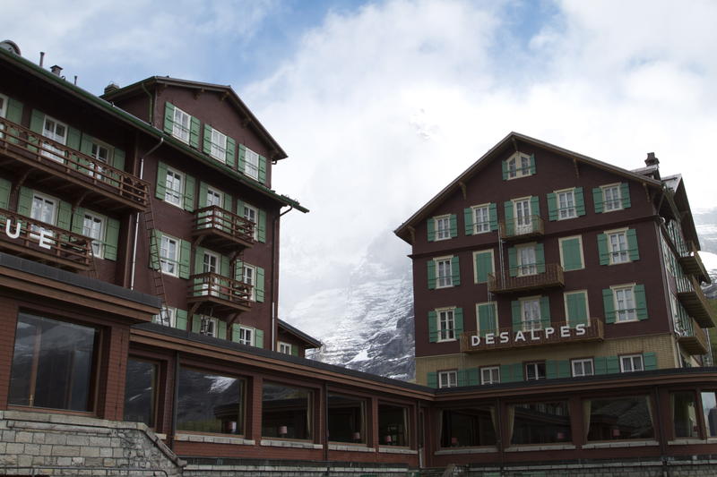 Hotell Bellevue des Alpes med Eigers nordvägg insvept i moln