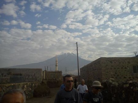 Dogubayazit med Ararat i bakgrunden
