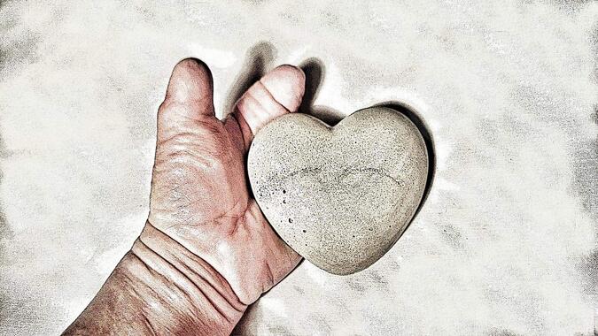 Min hand och ett hjärta av betong