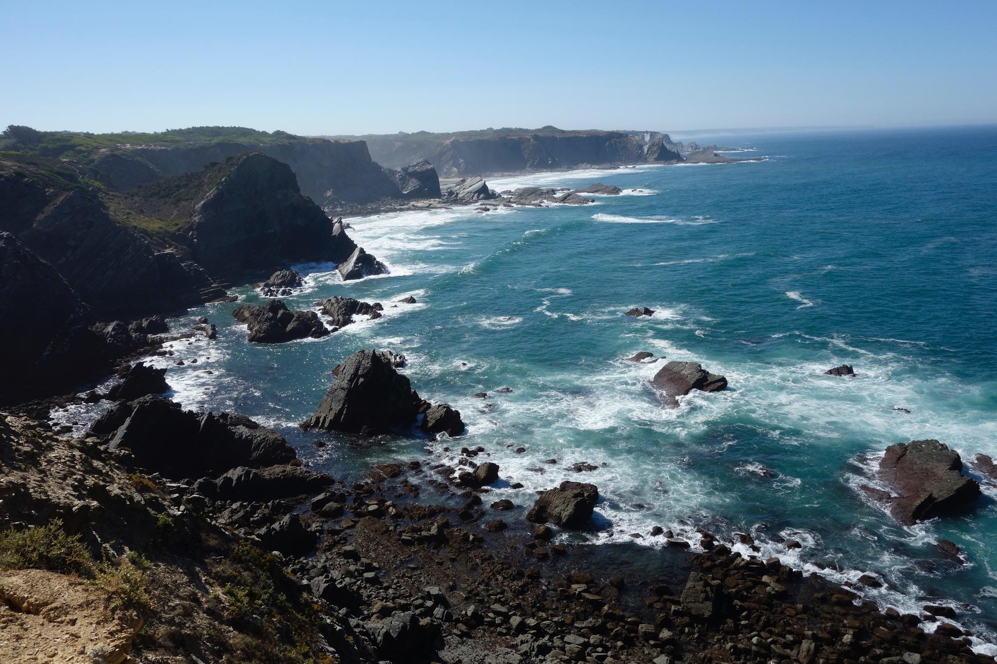 En långsamt eroderande kust, med dramatiska klippor och sandstränder nedanför en platå.