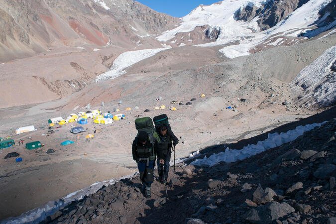 Vinicio och Alejandro med full packning på väg mot läger 2, 5550m. 