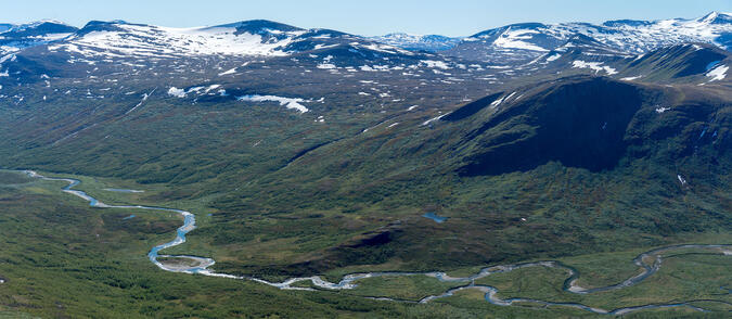 Bálgatjåhkå rinner ihop med Njoatsosjåhkå. Vy från hyllan på drygt 1200 meters höjd på norra sidan av Njoatsosvágge.