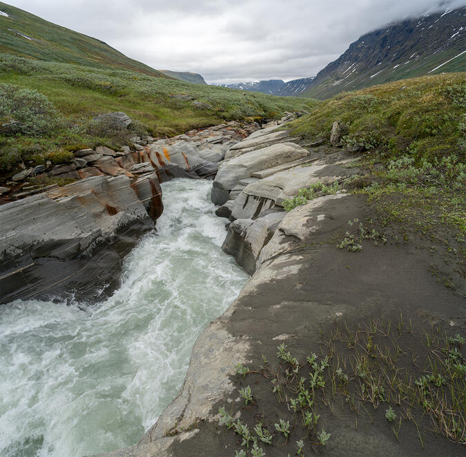 I kanjonen trängdes allt vatten i Sarvesjåhkå ihop till en ibland mindre än en meter bred fåra.