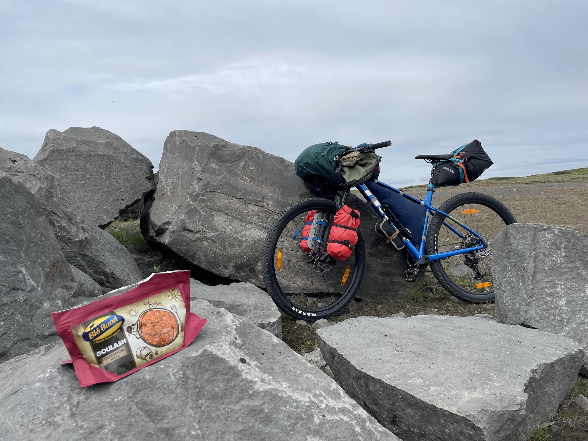 Lunch i skydd bakom klippblocken