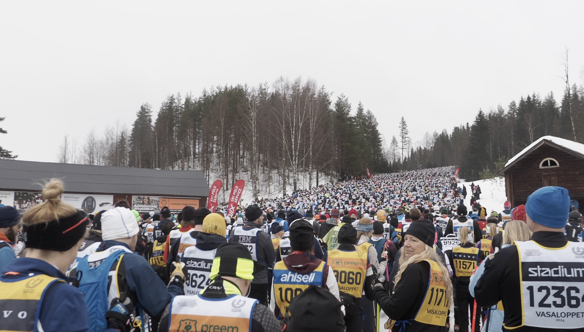 En jädra massa skidåkare