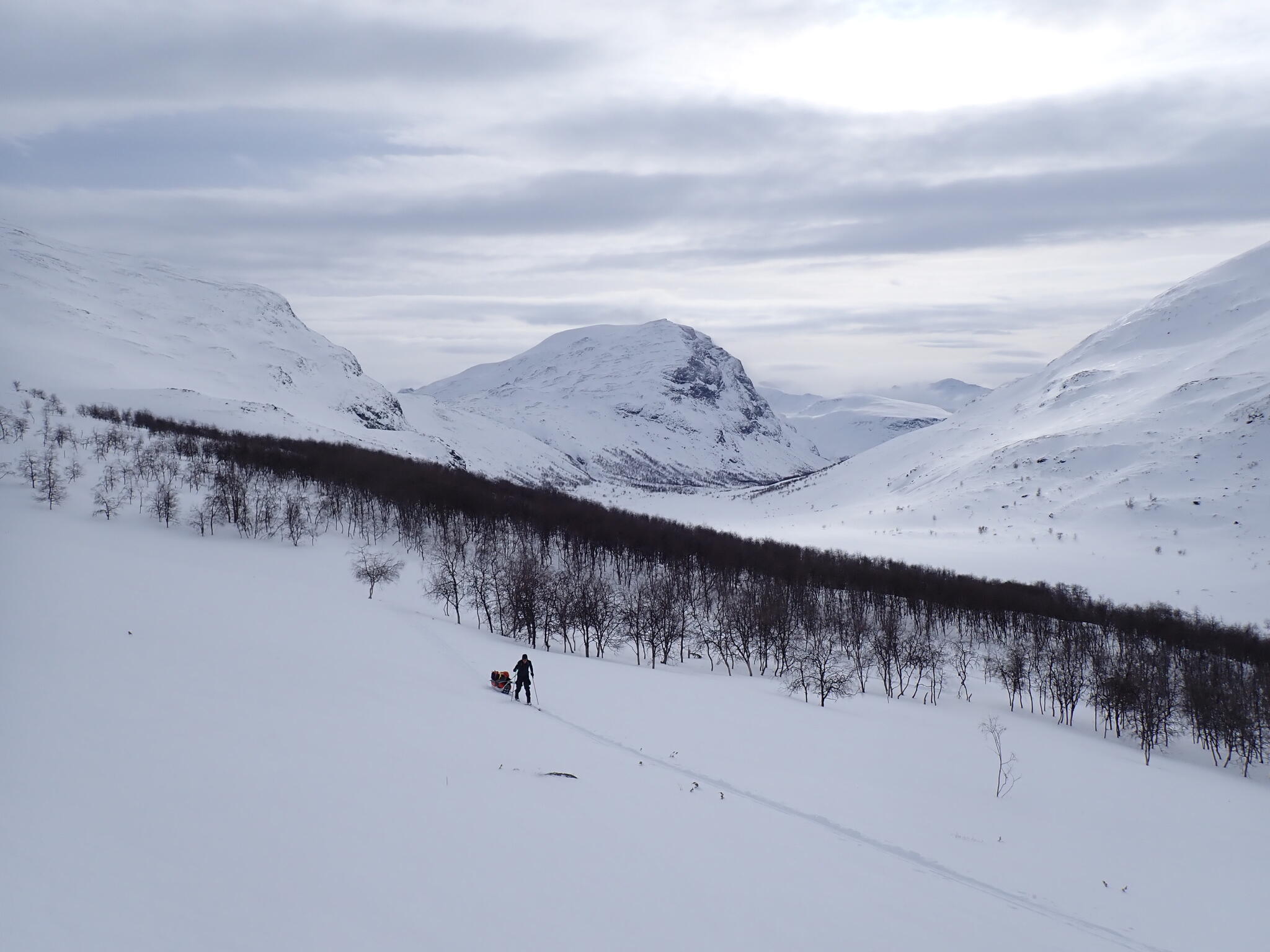 På väg upp från Rapadalen till Pielaslätten. Fjället Låddebákte i bakgrunden, vilket vi var upp på dagen innan.