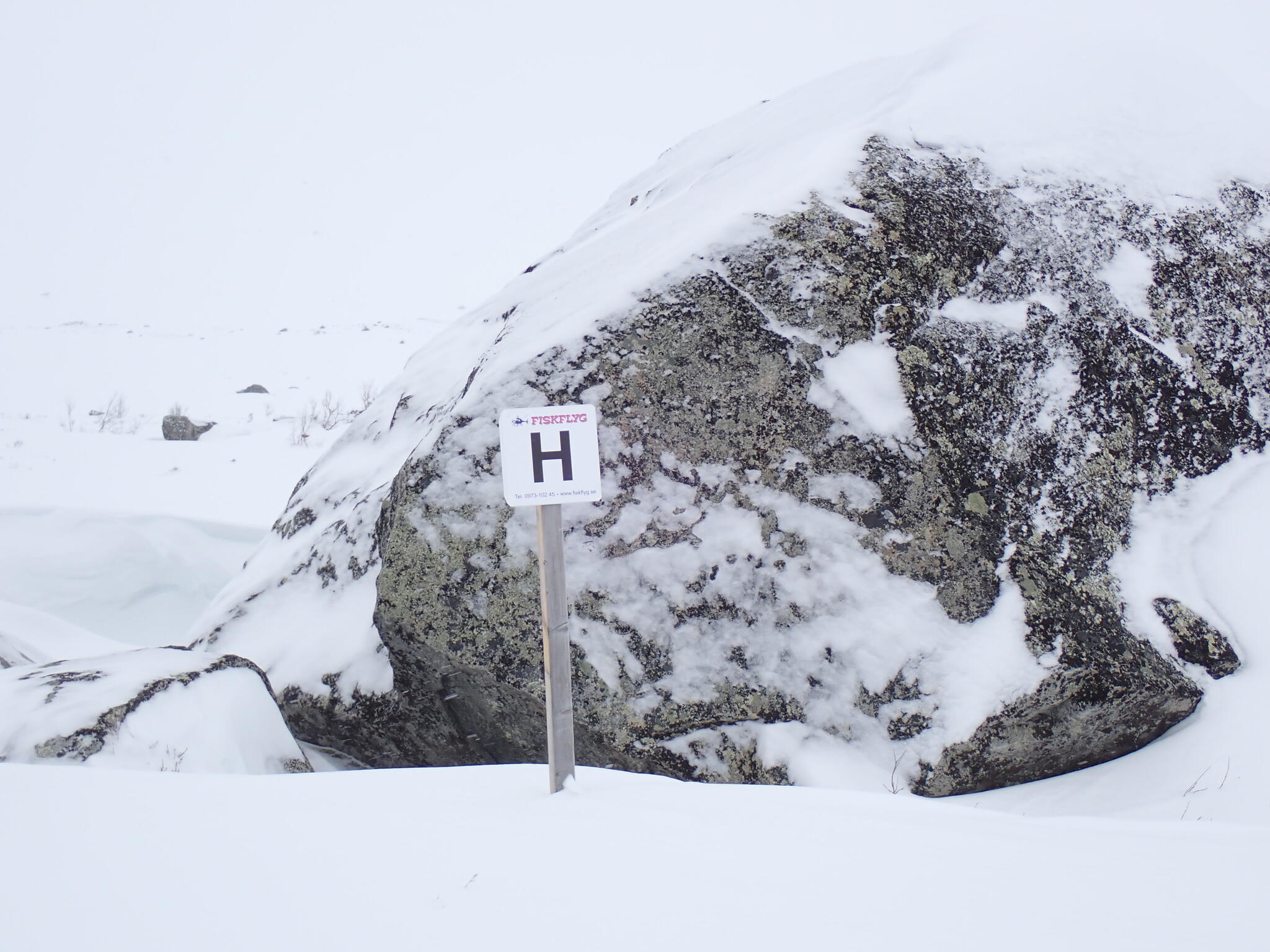 Precis utanför nationalparksgränsen finns denna sten, som tydligen kallas "Den vita stenen". Hit beställer folk tydligen skjuts med skoter eller helikopter.