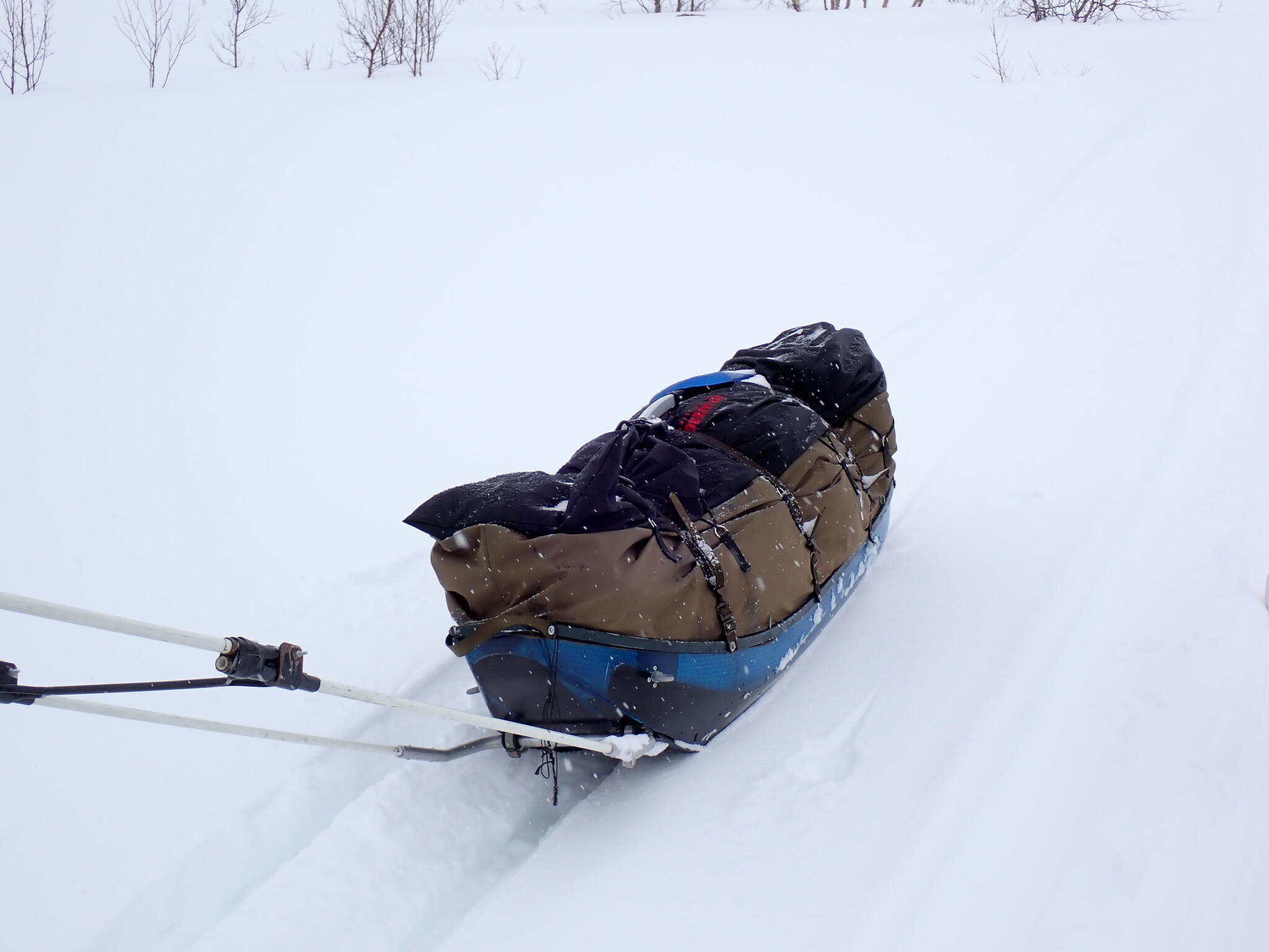Vi mötte en finsk man med en kanotformad pulka. Han såg väldigt stark ut och hans pulka såg väldigt tung ut. Han tittade intresserat på min emtlander-pulka och undrade om jag var nöjd med den. Det är jag :-)