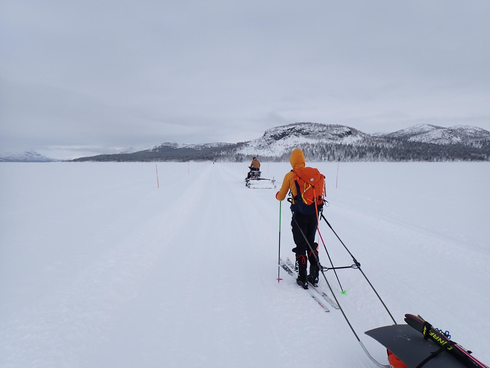 Leden över älven packades eller pistades när vi skidade över. Vi undrade lite över anledningen till den arbetsinsatsen.