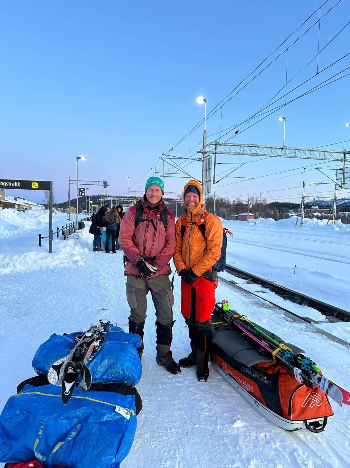 På tågstationen i Gällivare. Perfekt med snö på perrongen så att pulkorna lätt kan dras fram.