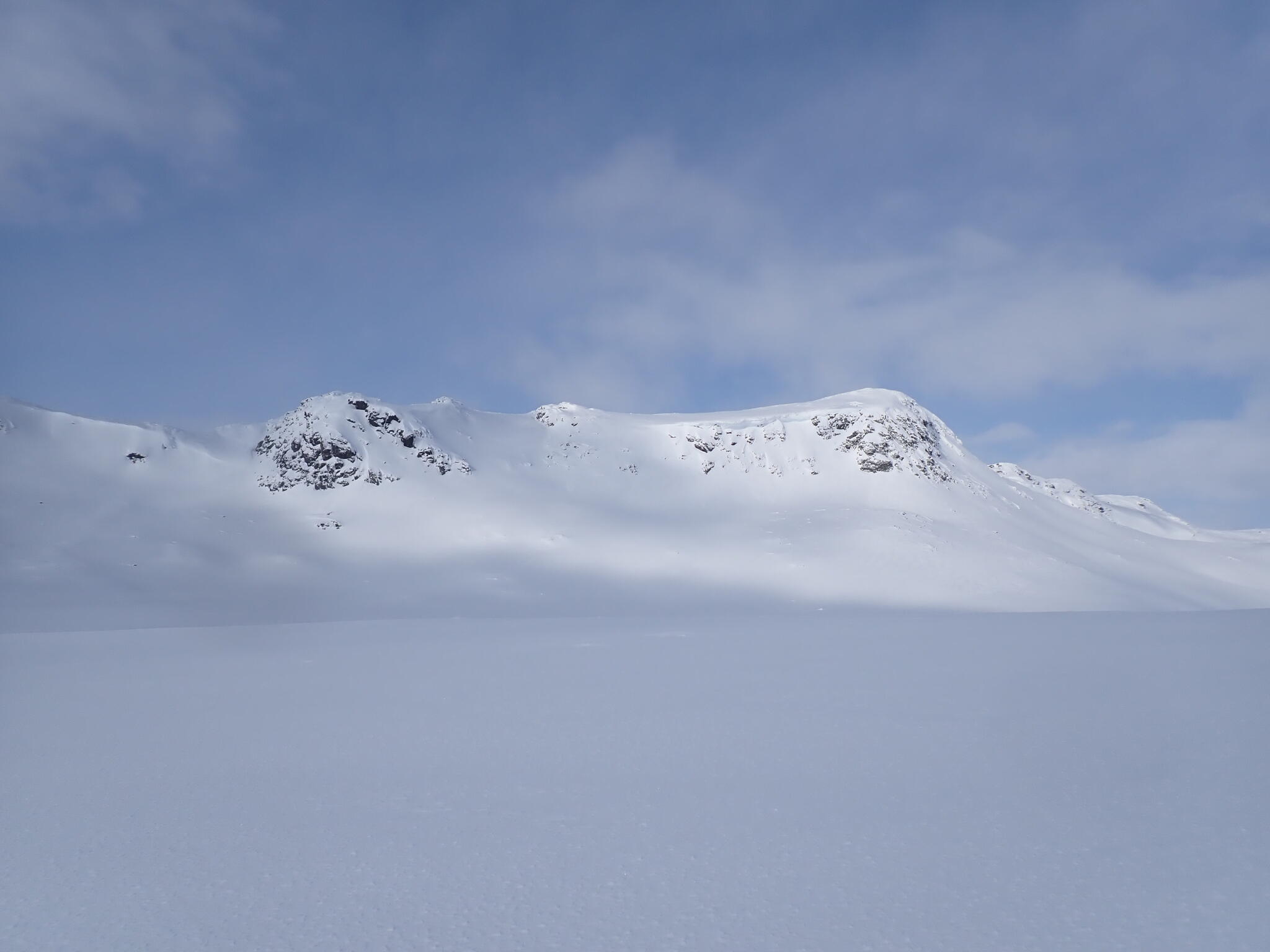 Toppen av fjället syns, men det var kallt i vinden och det blåste en del. Så vi vände neråt.