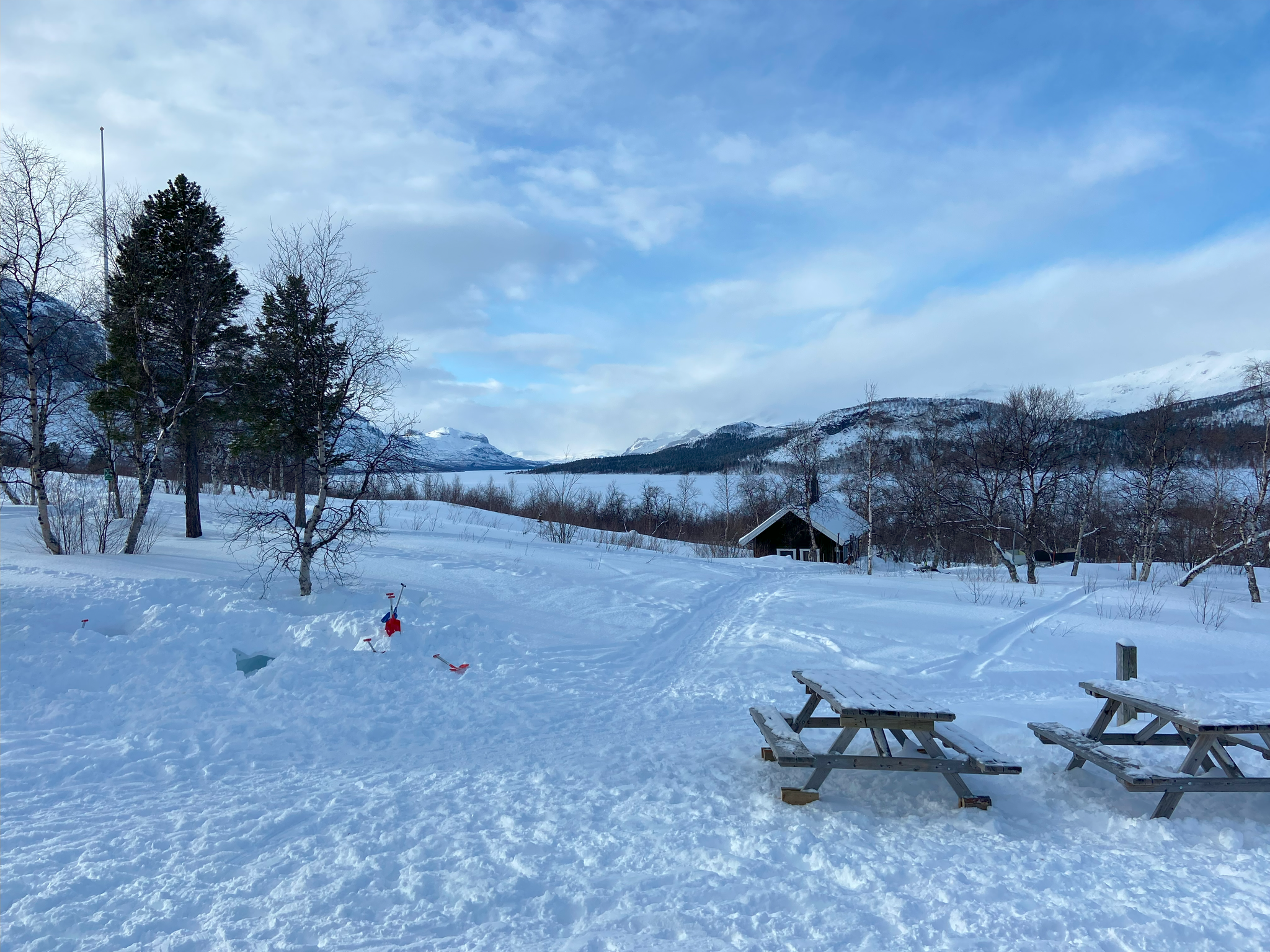 På Saltoluokta fjällstation. Familjevecka där så det var fullt med lekande barn och resultat av snögrävningar.