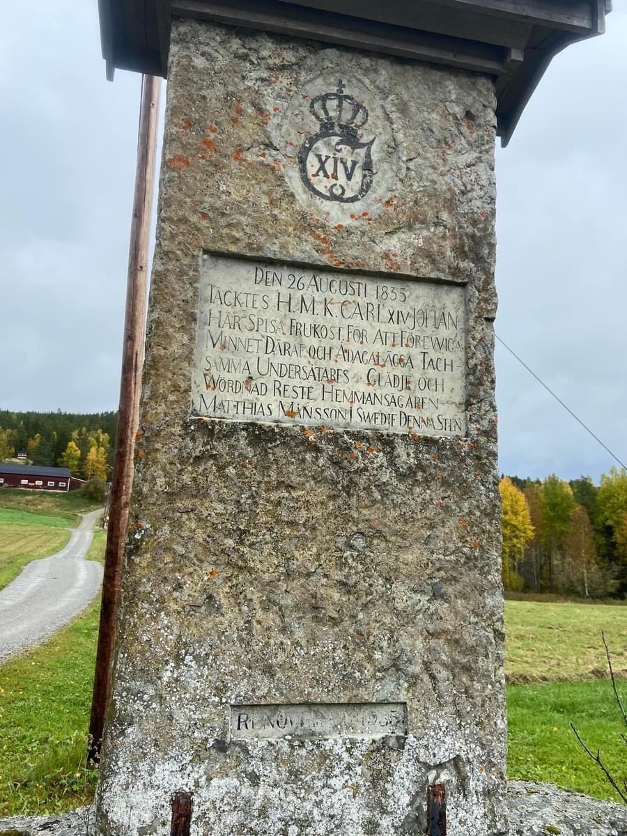 Zooma in och läs texten. Ett monument rest av bygden för att uppmärksamma att Karl xiv Johan åt frukost här en gång…! Reser man fortfarande monument där monarkerna har ätit på sina resor?