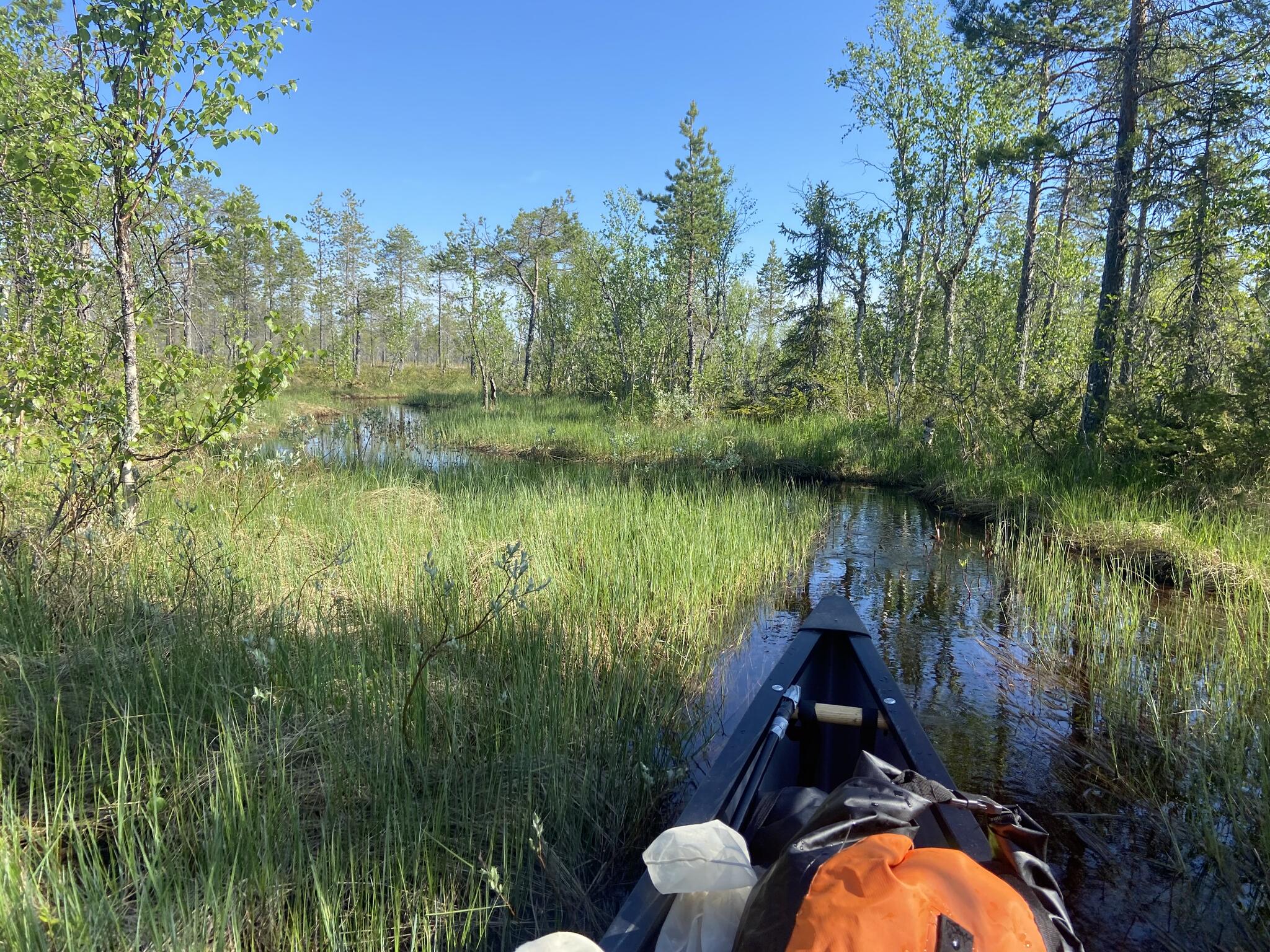 Från södra till mellersta sjön kunde jag paddla i ån, förutom vid två gamla broar som jag fick dra förbi.