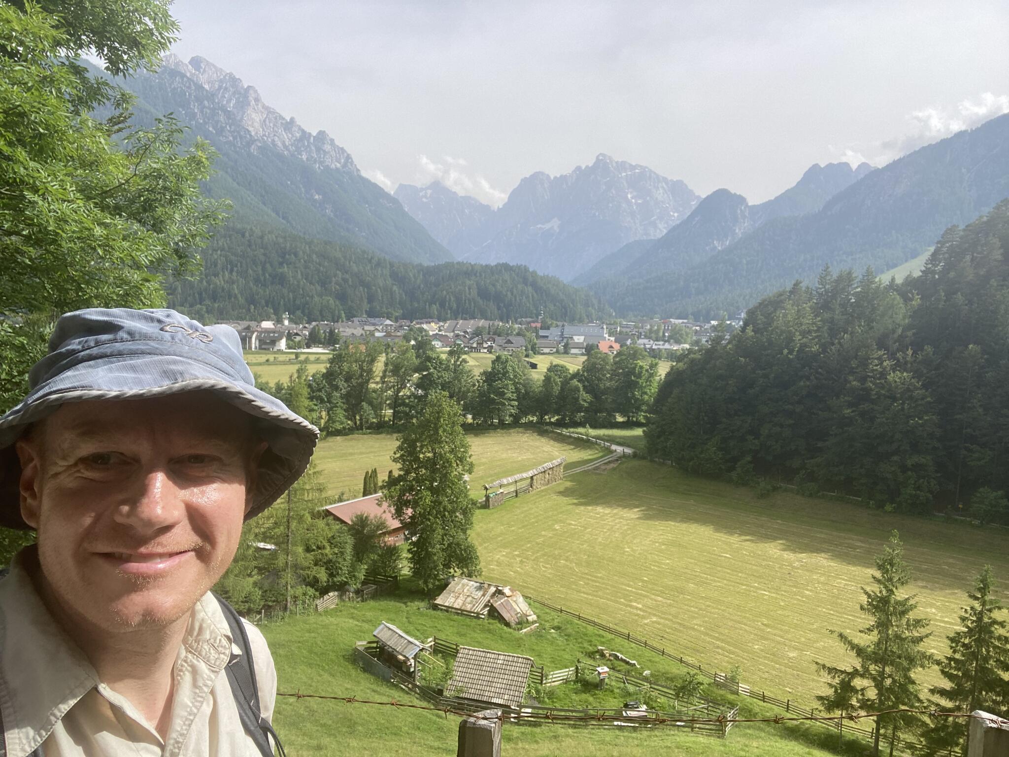 Utsikt över byn Kranjska Gora och bergen bakom.