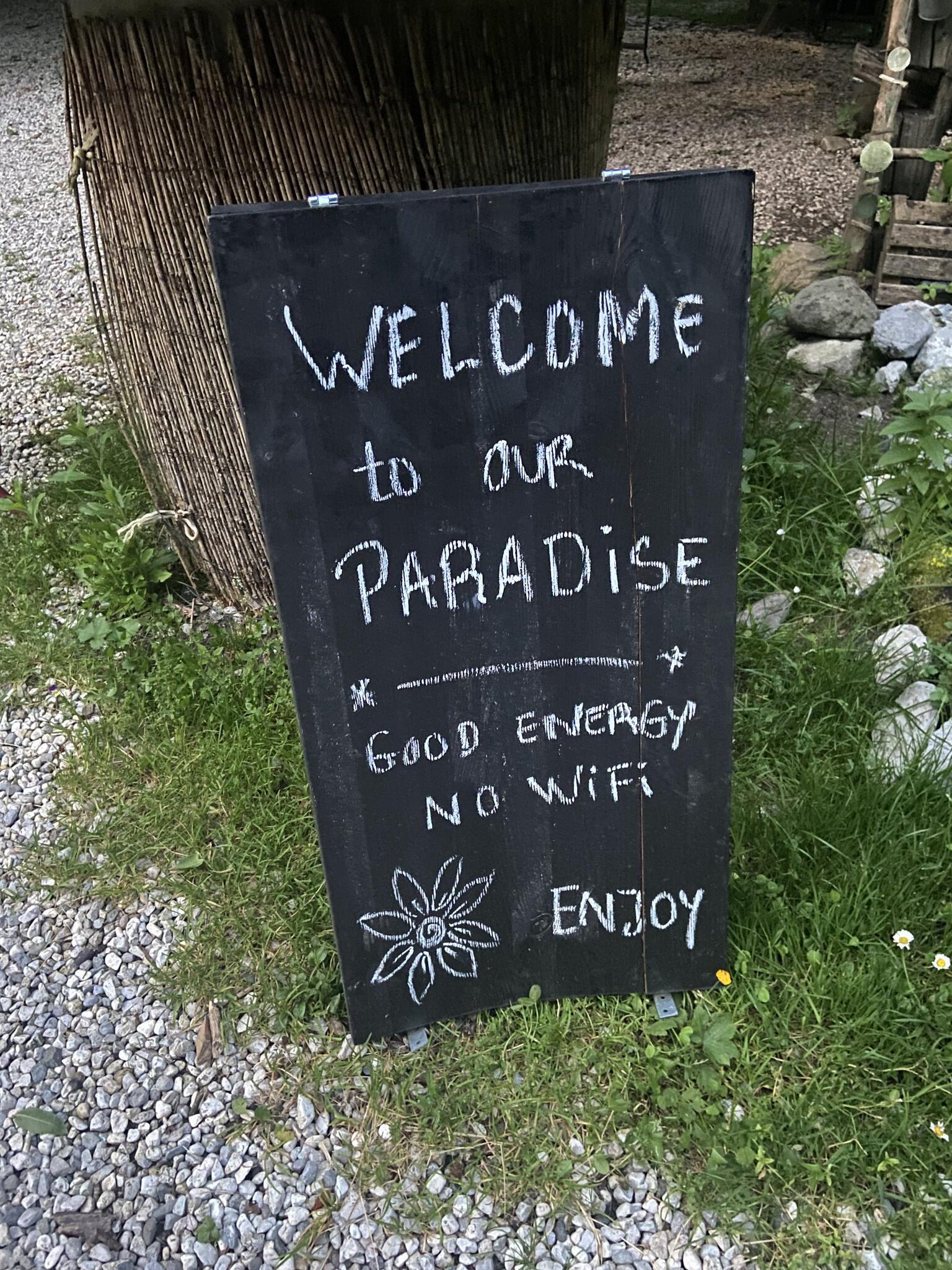 Välkomstskylt på den naturnära campingen i Kranjska Gora. Det var verkligen en fin plats. Kanske till och med ett paradis.