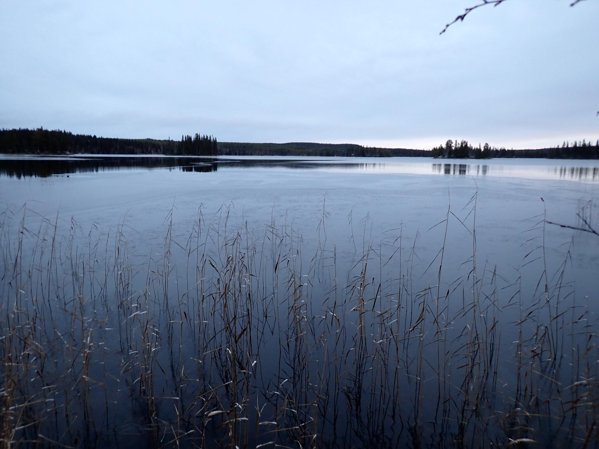 Den första sjön vi spanat in var nästan helt öppen. Så då blev lite besvikna.