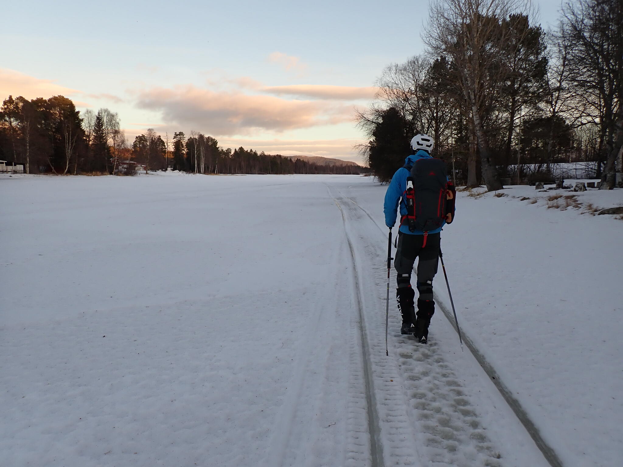 Det blev till att gå ca 1 km på snötäckt is innan det blev åkbart.