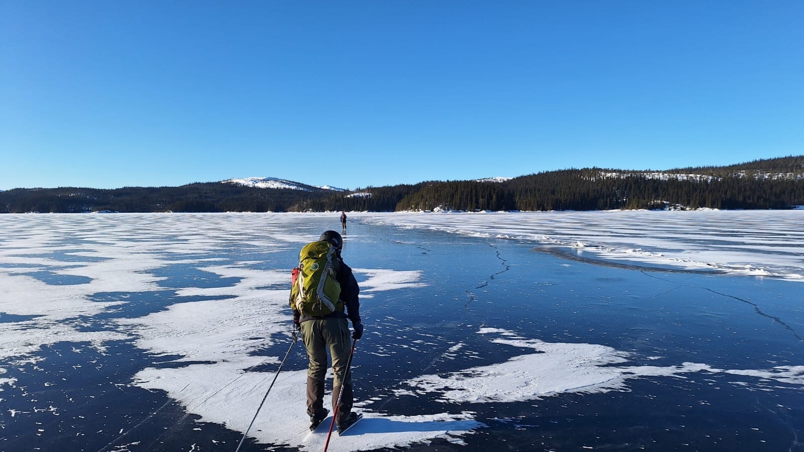 I norra delen av sjön fanns det några råkar där det längs ena sidan var snöfritt. Där åkte vi :-)