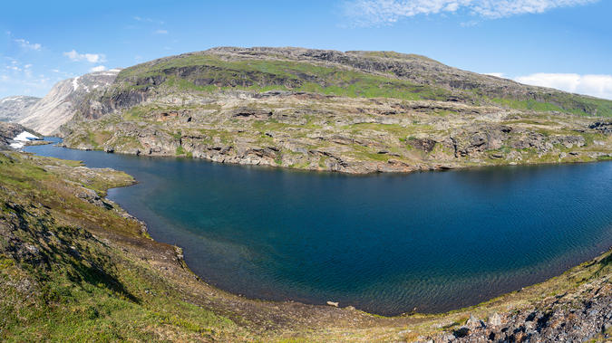 Den 600 meter långa sjön med Guovddelistjåhkkå i bakgrunden.