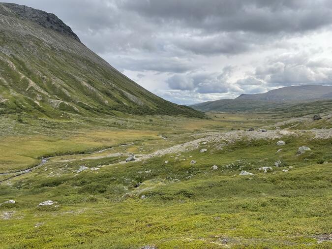Vacker dal, utsikt mot Tobbege och Lill-Stendalsfjället