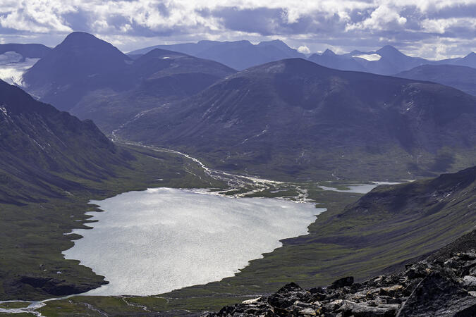 Bierikjávrre - vy från Vuojnestjåhkkå, cirka 1500 m ö.h.