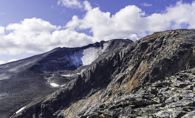 Vuojnestjåhkkå med Södra Vuojnesglaciären.