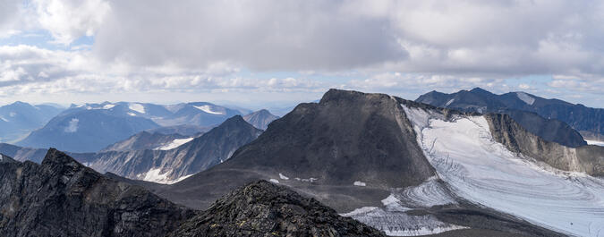 Spijkká 1982 i mitten med Svarta spetsen och Mihkatjåhkkå nedanför till vänster. Till höger de 4 Sarektjåhkkå-topparna över 2000 meter.