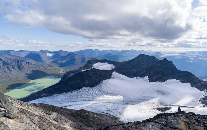 Sarvatjåhkkå, Sarvajiegŋa och Bierikjávrre. Den mindre glaciären till vänster om Sarvatjåhkkå heter Södra Sarvaglaciären på Calazos kartor.