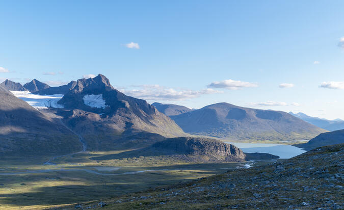 Snart nere vid Vuojnesvárásj. Vy mot söder med bergsknallen Bierikvárásj mellan Bierikbákte och Bierikjávrre.