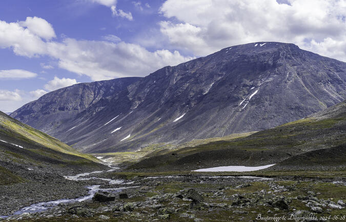 Östra Basstavágge med Dágartjåhkkå i bakgrunden.
