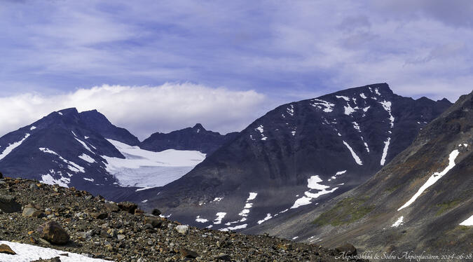 Ähpártjåhkkå t.h. och Södra Ähpárglaciären.
