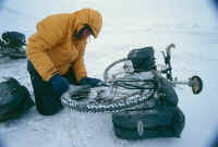 Fll man igenom isen i ngot av de mnga sm vattendragen, fick man slita ont med att knacka bort is frn cyklarna.