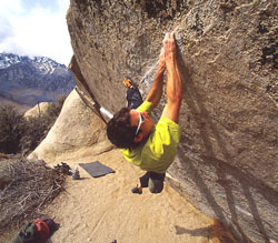 Det populära boulderproblemet Iron man traverse i Buttermilks.