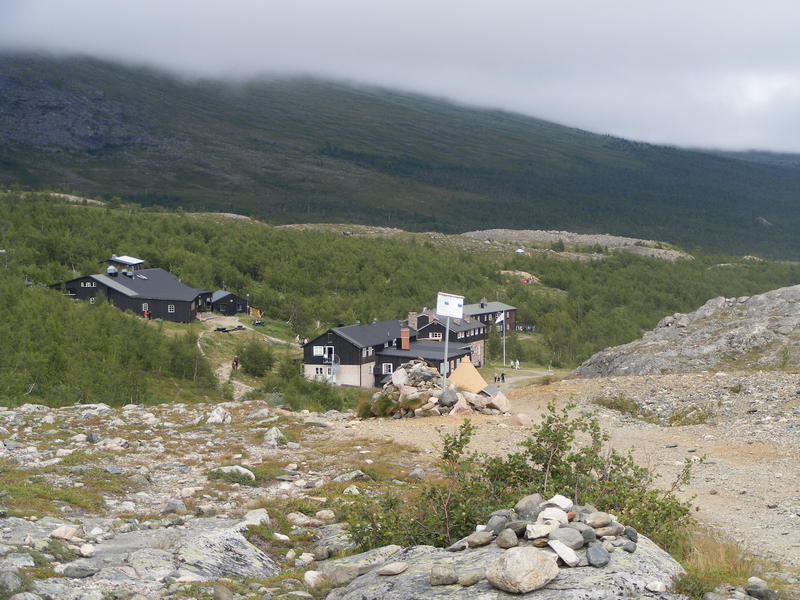 Fjällstationen lämnas för en tur ut i vildmarken. 