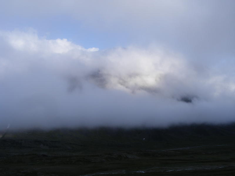 Skárttoaivi tampas med molnen. 