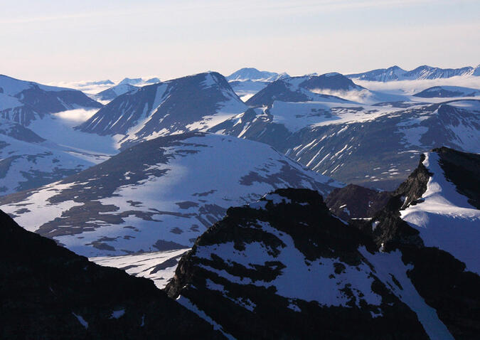 Utsikt från Pårte. Noajddes runda kulle i mitten och bakom Kanalberget.