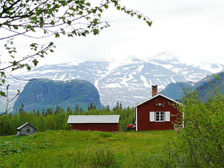 Aktse med berget Nammásj i bakgrunden.