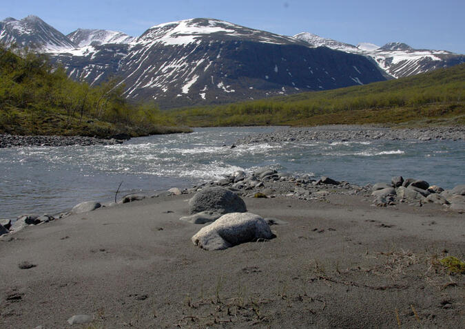 Utsikten söderut från vår badbäck (Ráhpajåhkå).