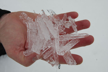 Smältande is i form av stora kristaller.
