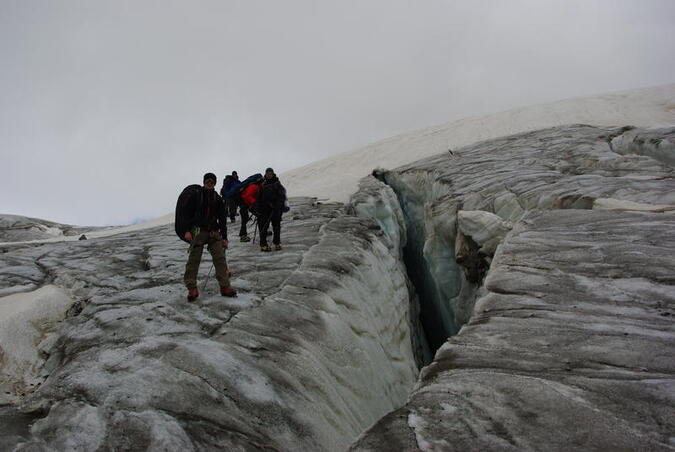 Glaciärspricka på väg ner