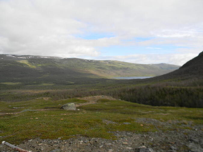 Vyn från vårat tält första natten. Foten till Giron till högeri bild. Abiskojaure långt ner i mitten av bilden. 