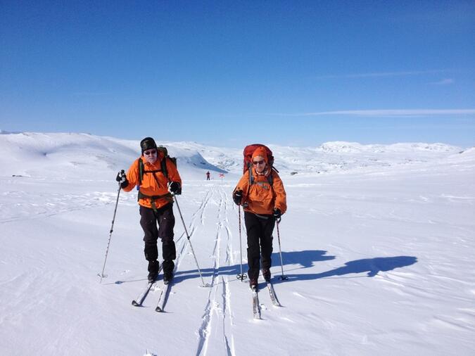 Manfred och Madelaine mellan Unna Allakas och Alesjaure. Stuor Allagas i bakgrunden.