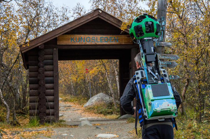 Jonas Ek bär Google Trekker på Kungsleden. Foto: Birger Ekstedt.