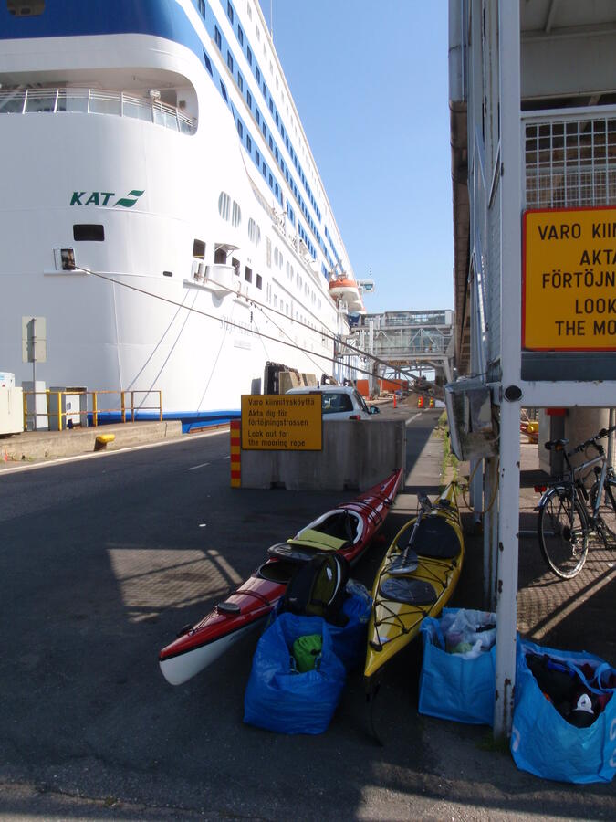 I hamnen - före kajakerna lastas ombord fartyget