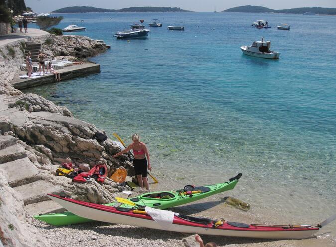 Trångt på stranden vid staden Hvar