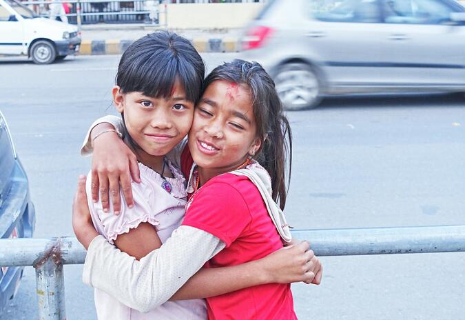 Flickor kramas på gatan i Kathmandu, Nepal