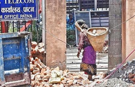 Kvinna bär sten, Kathmandu, Nepal