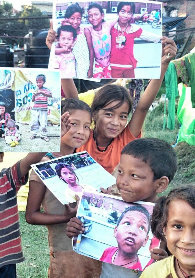 Flickor med printade bilder i tältläger i Kathmandu, nepal